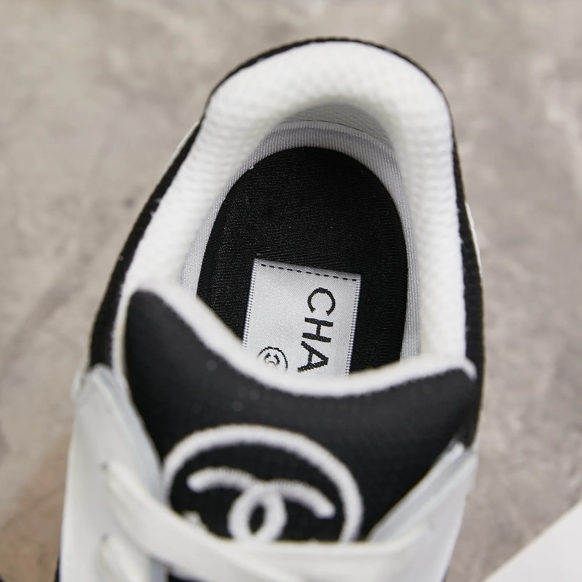 Men's shoes pP700! Chanel Chanel - 2024 counter top casual sneakers This classic design; the upper is embroidered with various techniques; the outsole is fashionable and sporty; the outsole is stylish and sporty; it incorporates a variety of color matching elements... The diversified mix and match is very good-looking and versatile, casual, fashionable, sports, and outdoor can be taken into account... ꫛꫀꪝ Go➫ Material: ❶Upper made of: original imported high silk cowhide suede + small fragrance fabric ❷Inner use: Original imported breathable sheepskin lining ❸ Outsole based on: Original TPU combination outsole Special counter boutique packaging complete set Women 35–41 Men 38-45